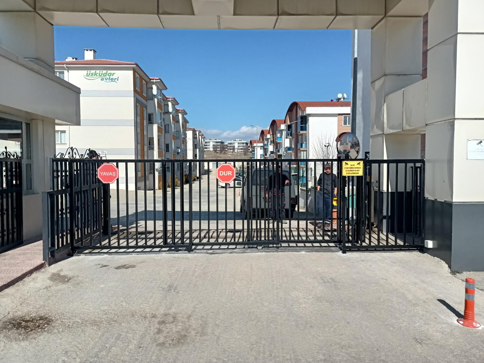 Yana Kayar Bahçe Kapıları